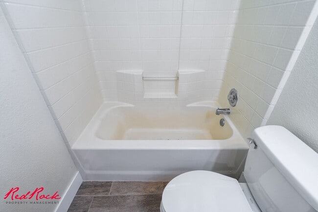 Building Photo - Pet Friendly! 3 Bedroom Single-Level Condo...
