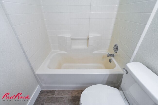 Building Photo - Small Dog Friendly! 3 Bedroom Single-Level...