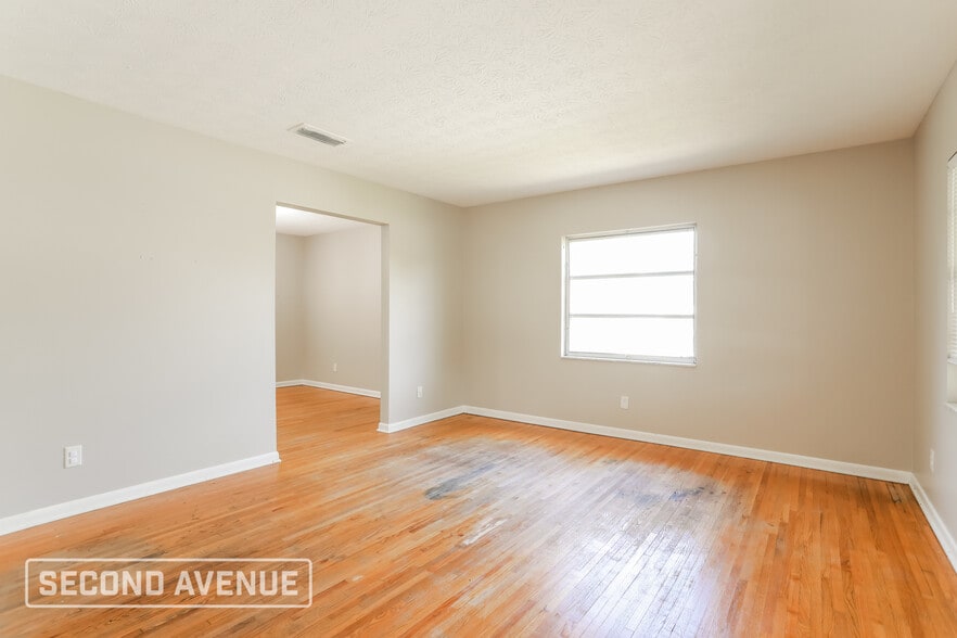 Building Photo - 5943 Jaguar Dr W