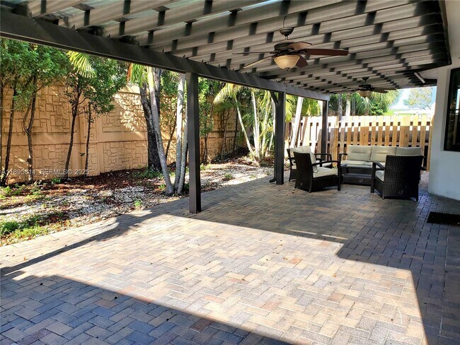 Building Photo - 9731 NW 10 Terrace