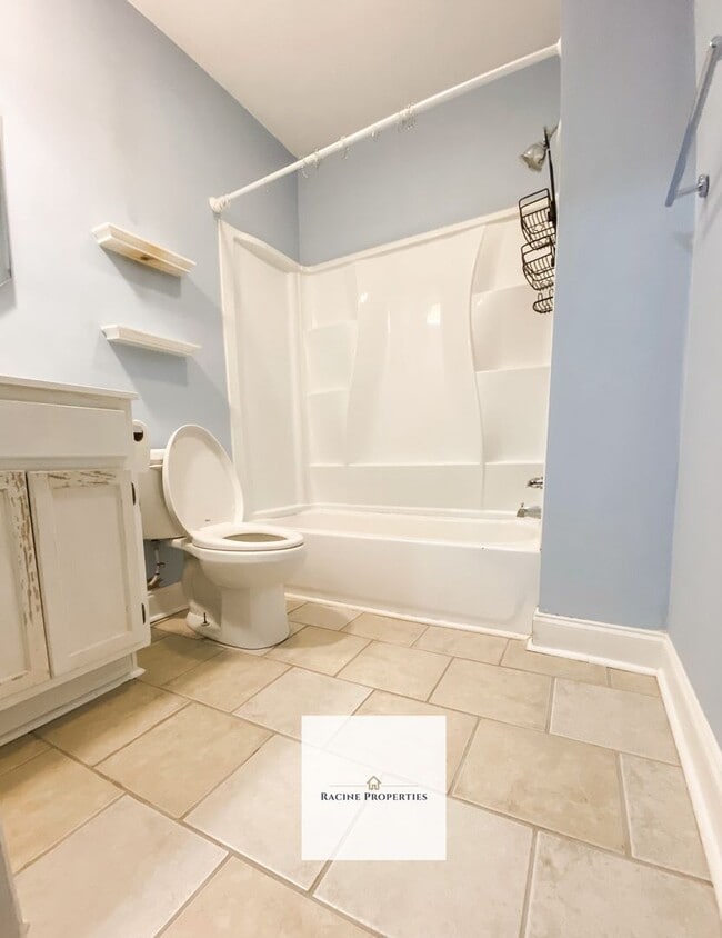 Building Photo - Cozy Two Bedroom Located Near Downtown Cli...