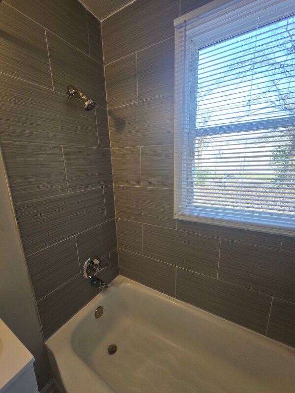 Building Photo - 1112 E 16th St