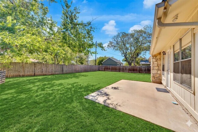 Building Photo - 519 Yucca Dr