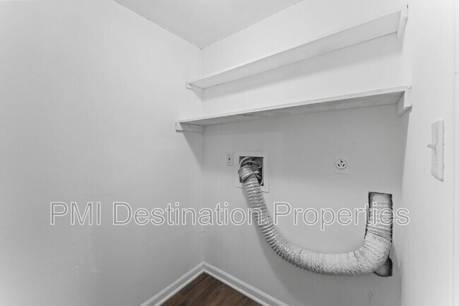 Building Photo - 3201 Creekwood Dr