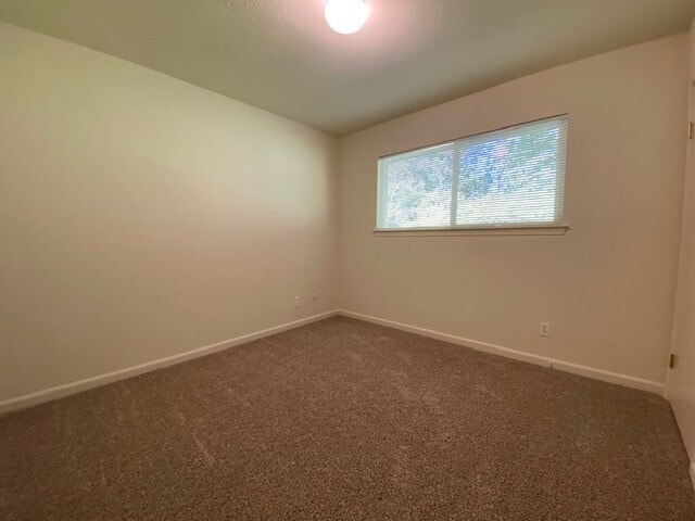 Building Photo - Great 3 bedroom 1 bathroom Duplex in Sacra...