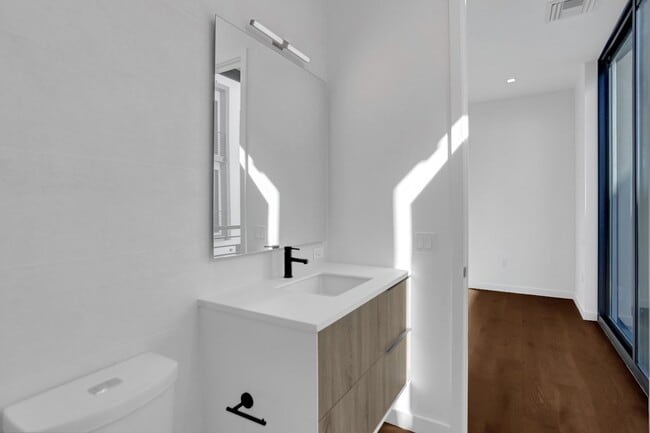 Building Photo - Gorgeous New Townhouse on the Beach