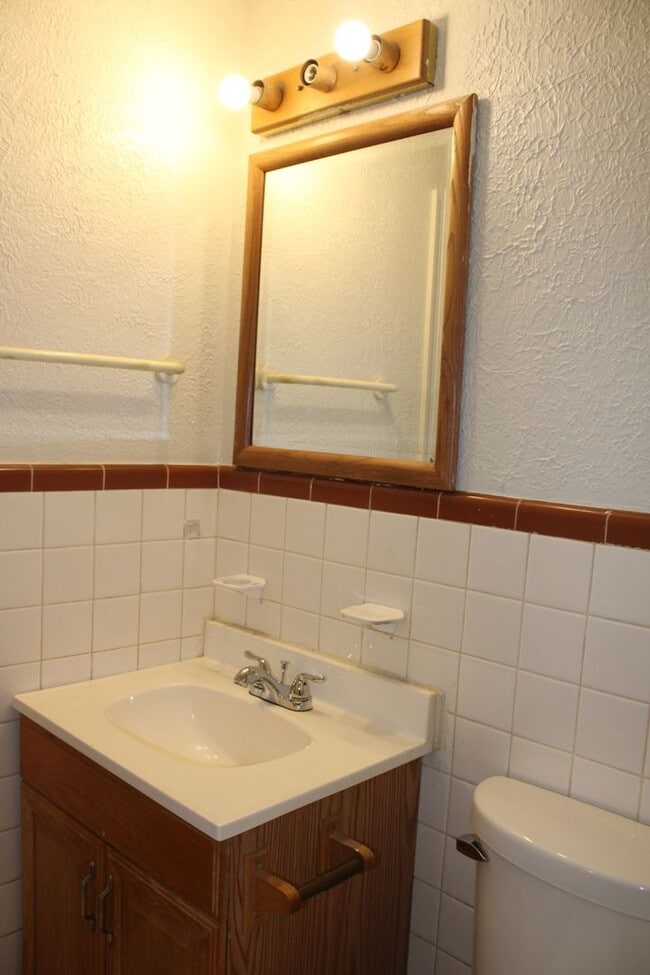 Building Photo - 2 Bed, Tinker Close & Garage!