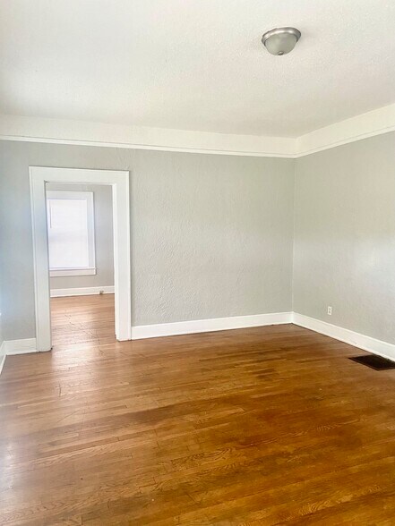 Building Photo - 420 10th Ave S