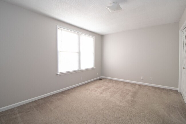 Building Photo - 814 Golf View Pl