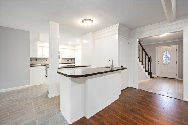 Building Photo - 3823 Fernglade Dr