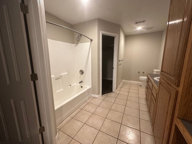 Building Photo - Welcome to this charming 3-bedroom, 2-bath...