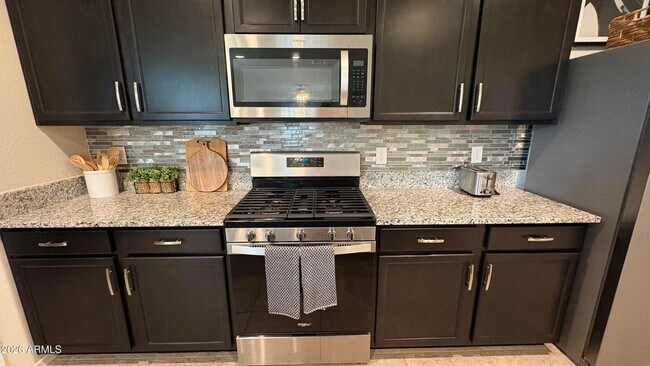 Building Photo - 30998 W Earll Dr