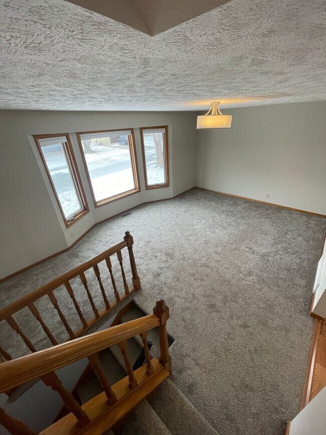 Building Photo - Updated Kitchen!