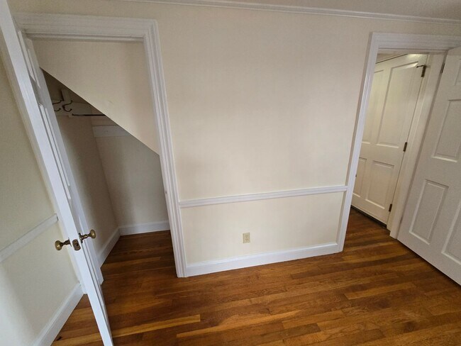 Building Photo - 5 Hillside Ave