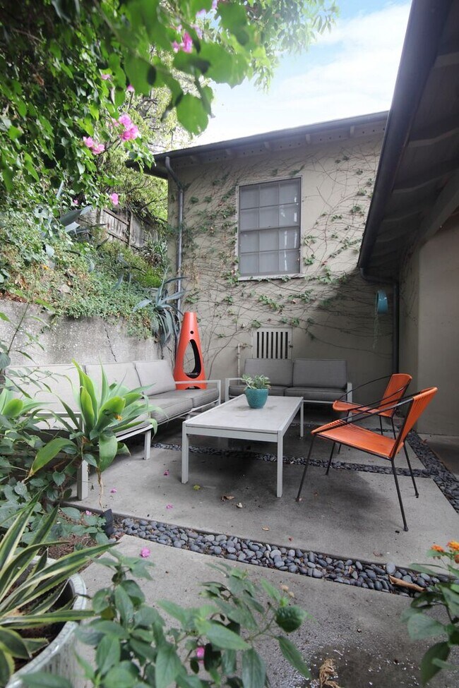 Building Photo - Beachwood Canyon 2b2b Home - Intentional F...