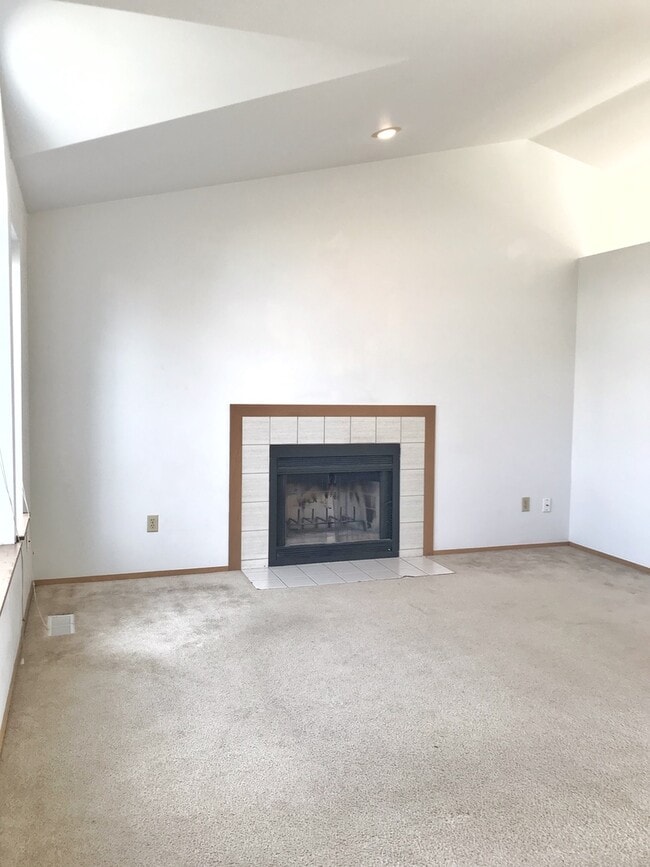 Building Photo - Great 3 bed with huge yard!