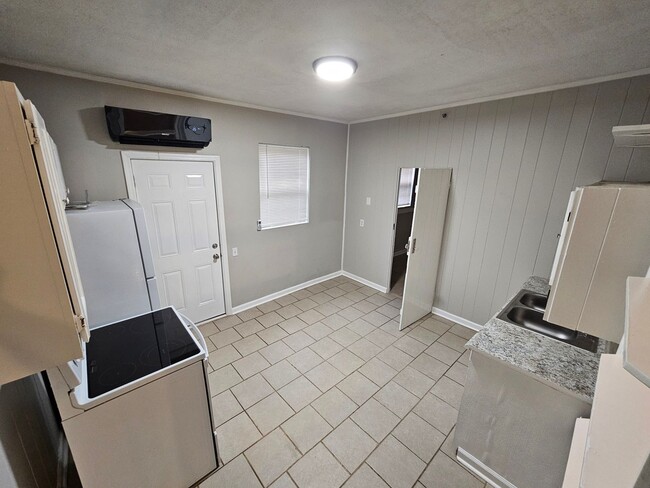 Building Photo - 2 Bedroom 1 Bath Downstairs apartment in t...