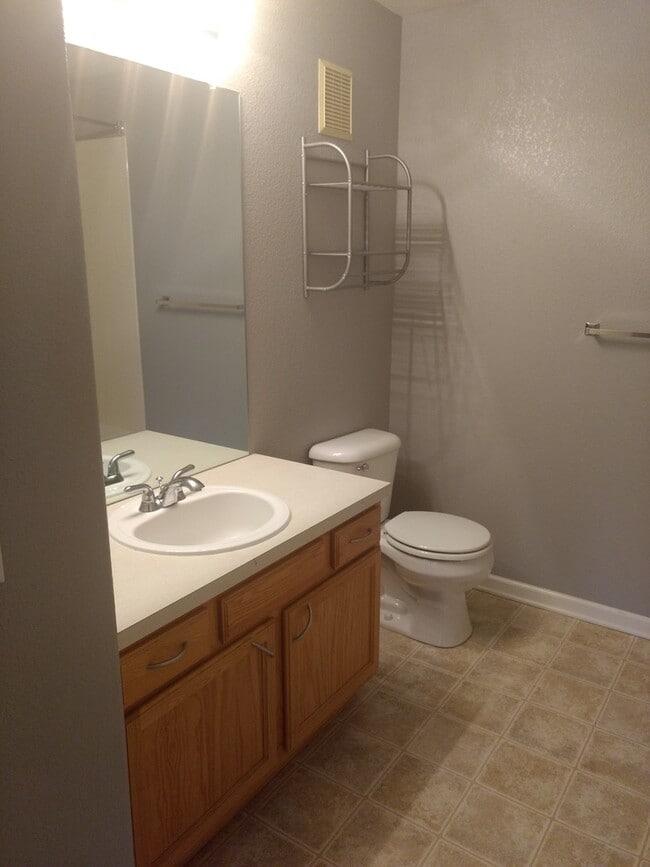 Building Photo - Inviting 2 Bedroom 2 Bath Top Floor Condo - Available August 10!