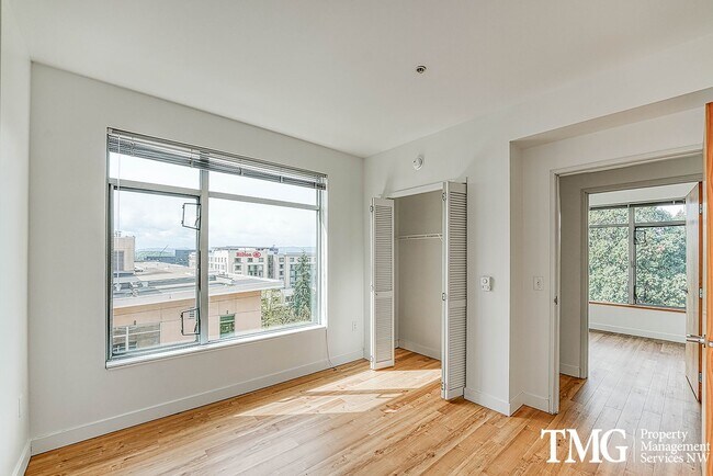 Building Photo - Top-Floor 2BD/2BA Condo w/ Stunning Park Views & Utilities Included