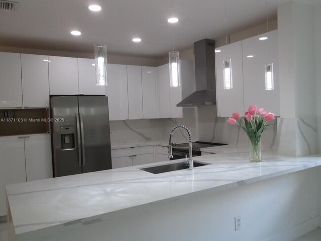 Building Photo - 6672 NW 107 Ct