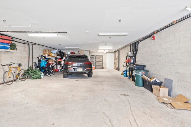 Building Photo - 88 Monroe St