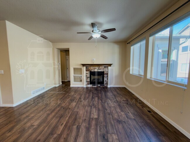 Building Photo - Spacious 4 Bedroom!!