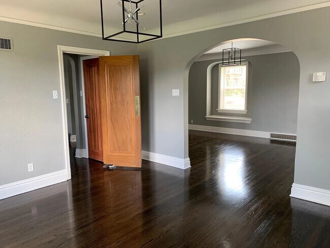 Building Photo - Gorgeous Curb Appeal! 3 Bed 2.5 Bath House in a walkable neighborhood!