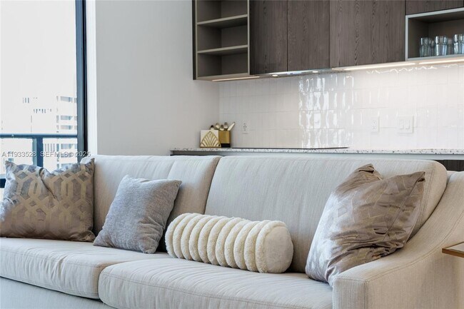 Building Photo - 601 NE 1st Ave