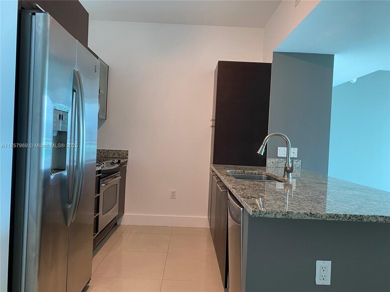 Building Photo - 950 Brickell Bay Dr