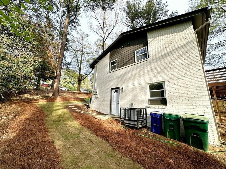 Building Photo - 2371 Cresta Dr