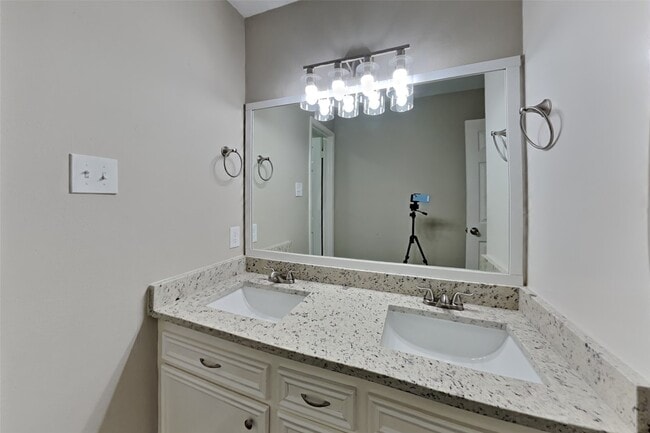 Building Photo - 702 Fernglade Dr