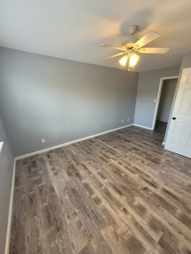 Building Photo - 404 Shade Tree Ln