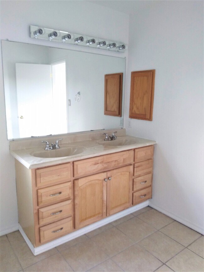 Building Photo - 3BR, 2.5BA, 2CG