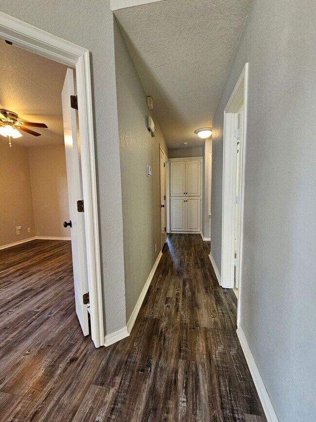 Building Photo - (3) Bed/(2) Bath Avail NOW! Storm Shelter!