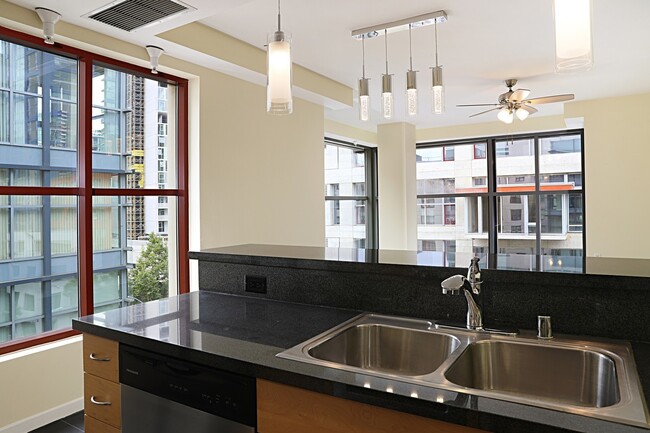 Building Photo - East Village 2 bedroom 2 bath condo in Met...