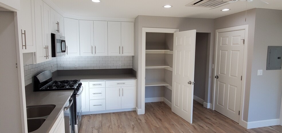 kitchen with pantry and laundry room (all appliances included except fridge). - 7650 Ostrom Ave