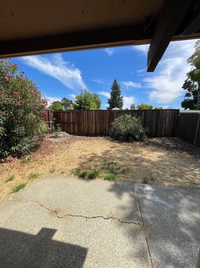 Building Photo - Updated 3 Bedroom Duplex in North Davis