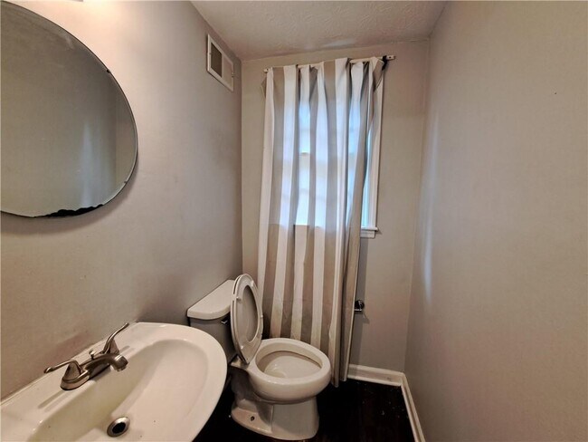 Building Photo - 844 Chandler Dr SW