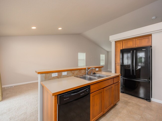 Building Photo - Charming River District Rancher | Double Vanity Suite | Walk to Orchard Park