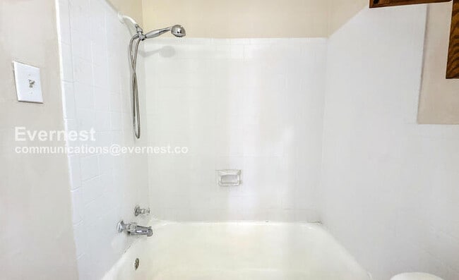 Building Photo - 904 3rd St W