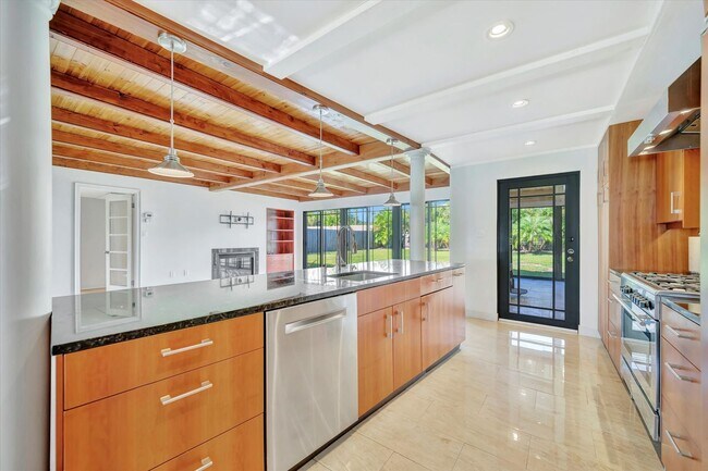 Building Photo - Beautiful West of the Trail 3-Bed/2-Bath H...