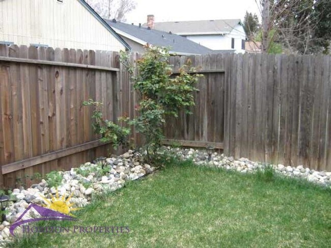 Building Photo - Open 2 Bed 2 Bath Natomas Duplex Unit