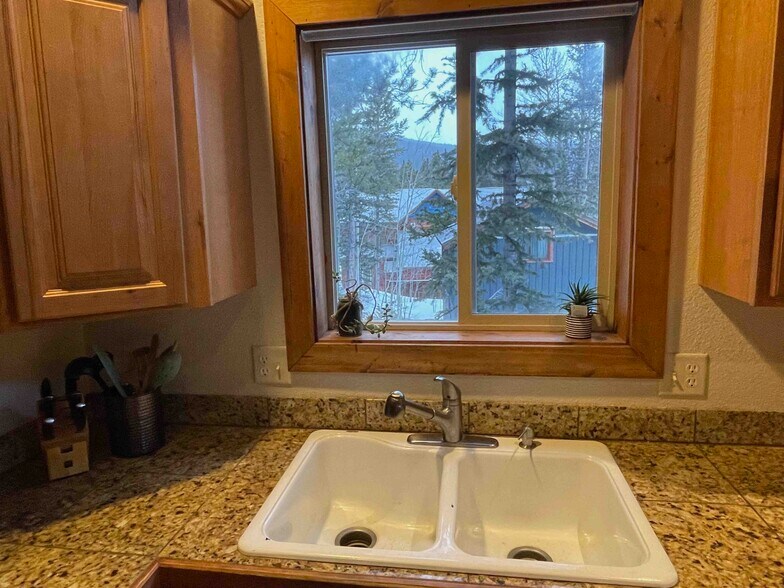 Building Photo - 511 N Aspen St