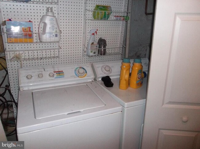 Building Photo - 623 Morris Pl NE