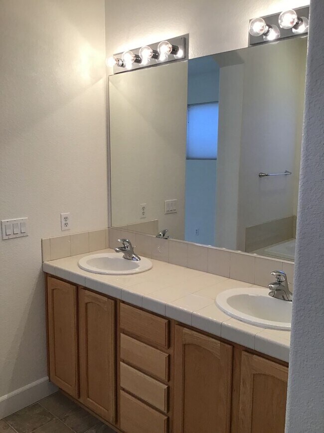 Building Photo - 442 La Costa Cir