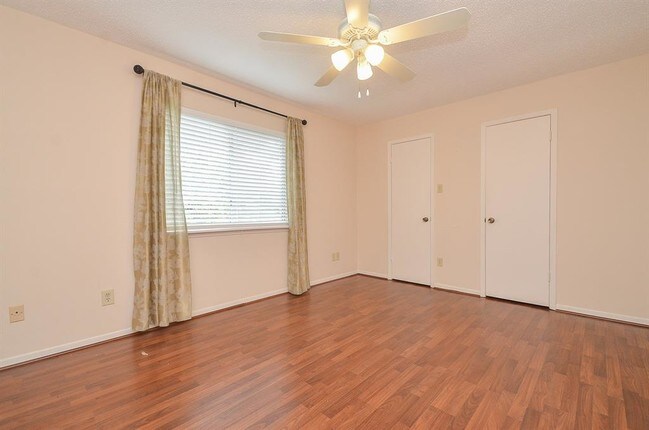 Building Photo - 2209 Bauer Dr