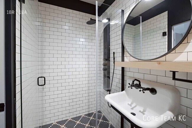 Building Photo - 310 E 39th-A1