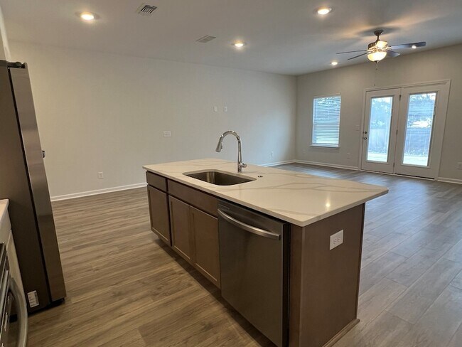 Building Photo - 967 Horse Mountain Rd