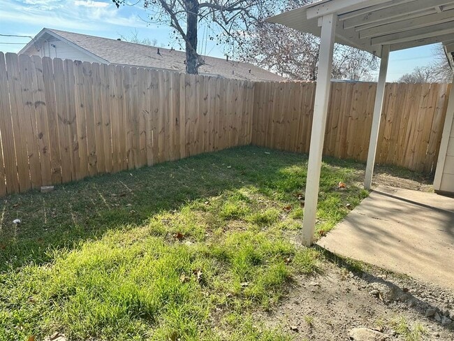 Building Photo - 836 N Meadows Dr