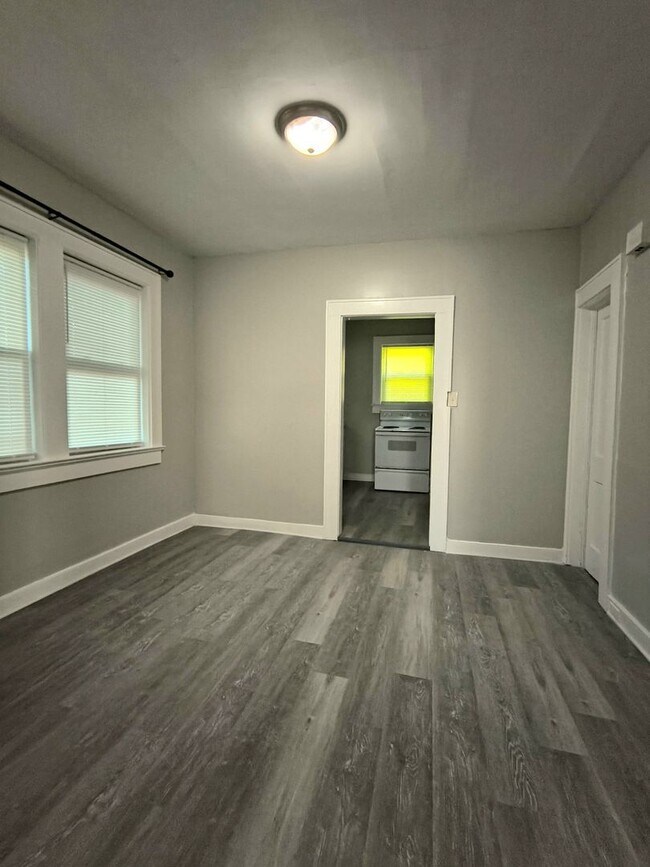 Building Photo - Charming 2br/1ba house near downtown